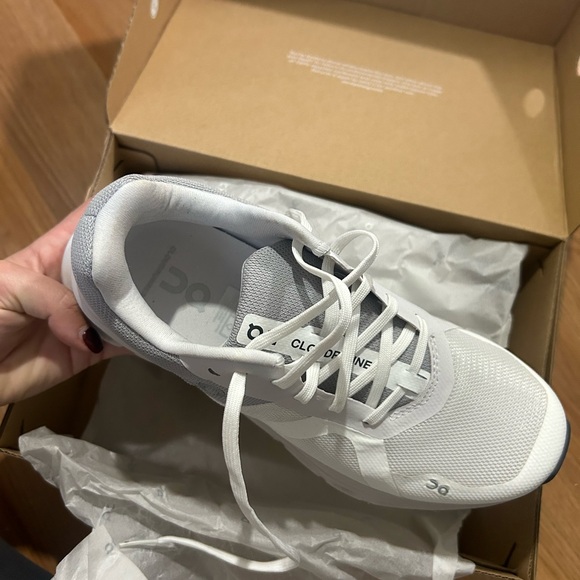 Brand new with box cloud runner - Picture 3 of 3